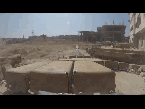 Вежливые сирийские танкисты поправляют откинувшийся от ударной волны выстрела их танка передний бронелист соседней БМП.   вежливость, танки, армия, Война, гифка