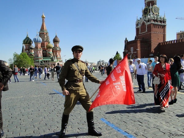 Наконец сделал костюм деда, денег на покупку не было, шил все сам. Всех с праздником!!!! Дед был медиком в звании мл. лейтенант, доволен своей маленькой реконструкцией как слон Эх... Если бы мой дедушка это видел.... Умер он 9 мая 2007 года.  9 мая, реконструкция, праздник