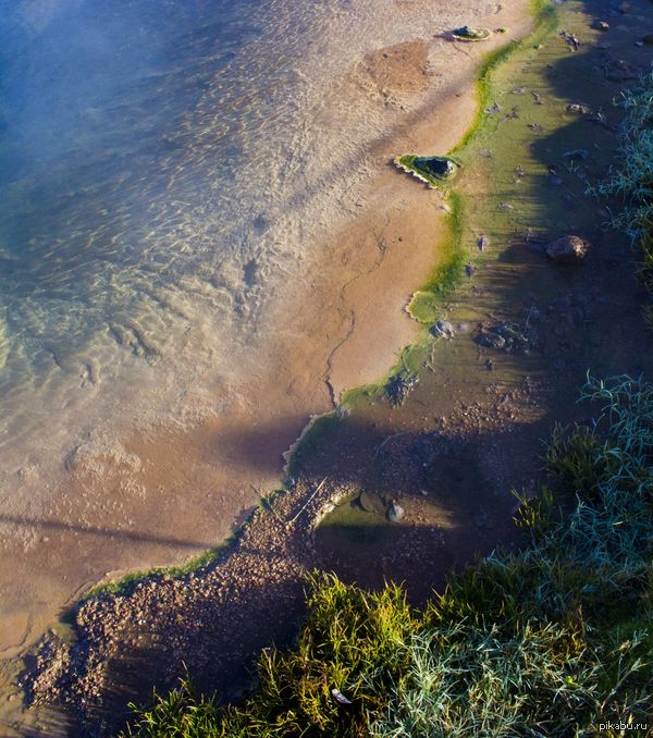 Это фото  лужи в Национальном парке Geysir в Исландии, и, похоже,  что фото сделано с высоты птичьего полета на берегу океана!   фото, пляж, лужа, обман