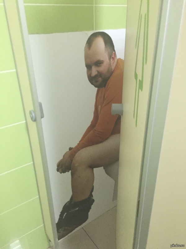 В женском туалете на трассе...   Мужичок, унитаз
